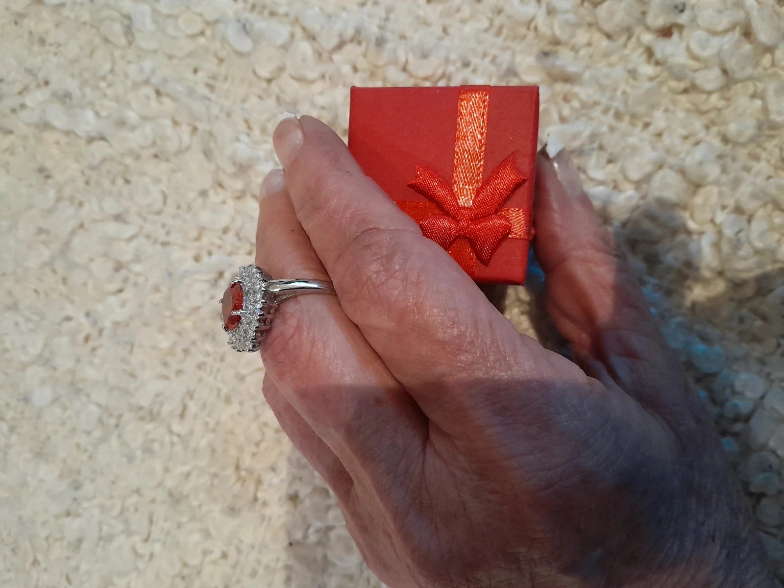 Prachtige ring met strass en rode kristalsteen, maat 60 – photo 5